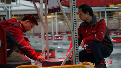 分拣员搭档机器人双11小红人在京东武汉亚一仓库分拣25万单