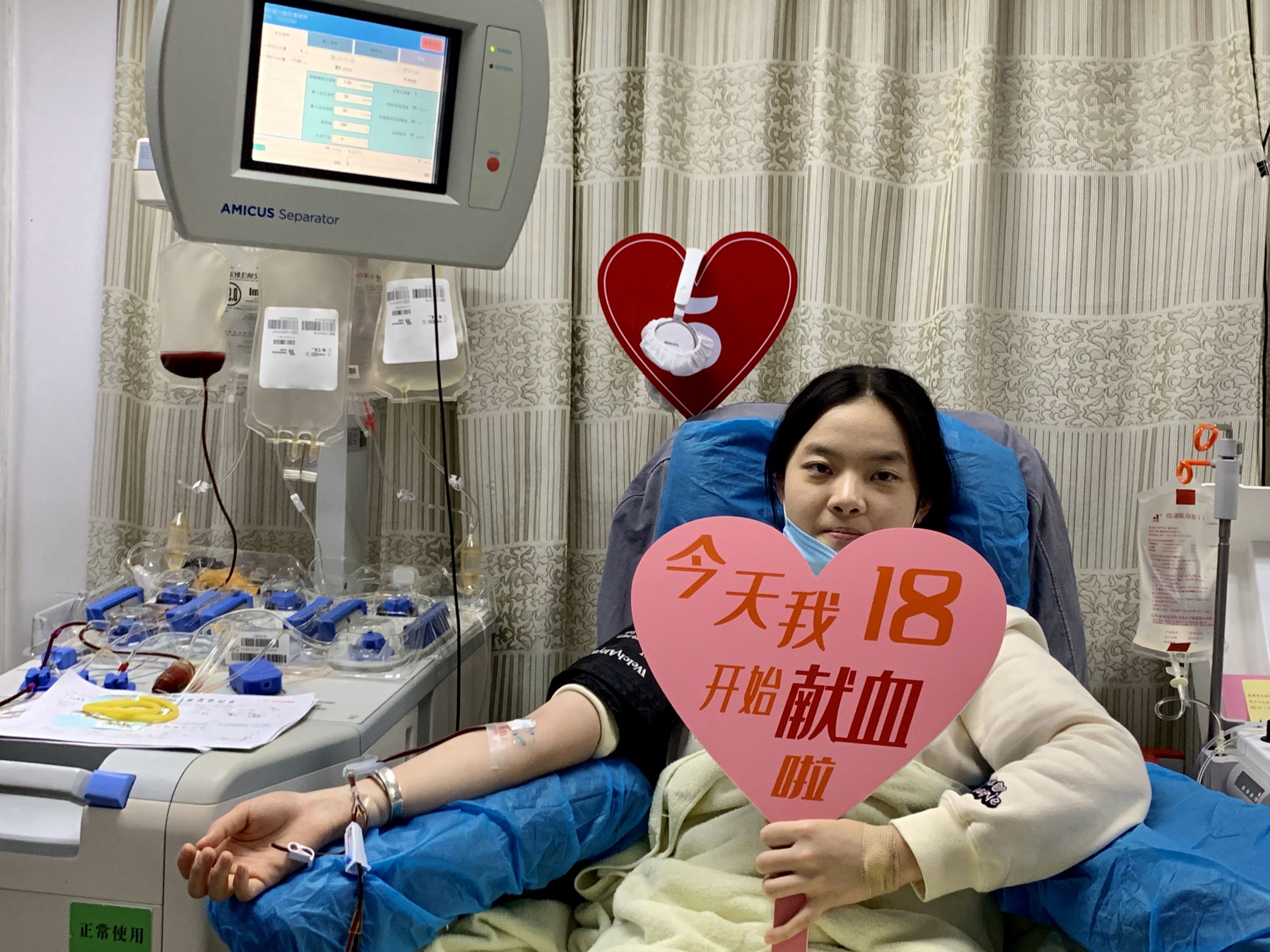 18岁生日当天她第一次献血6人亲友团来应援