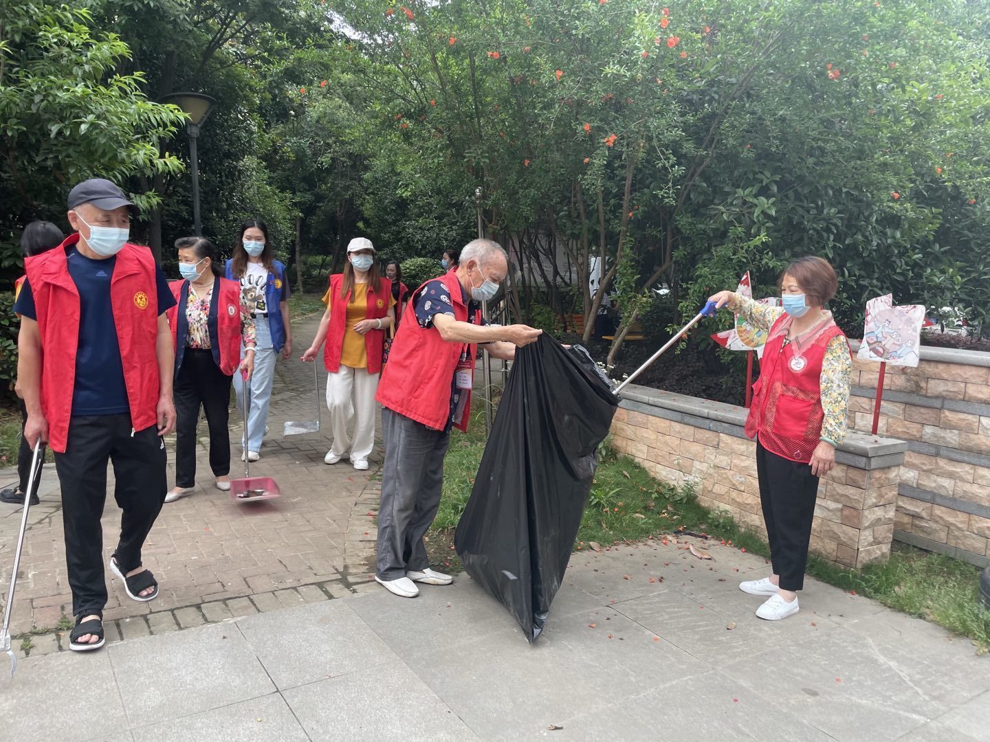 汉阳区江腾社区:志愿服务进社区 清洁家园在行动