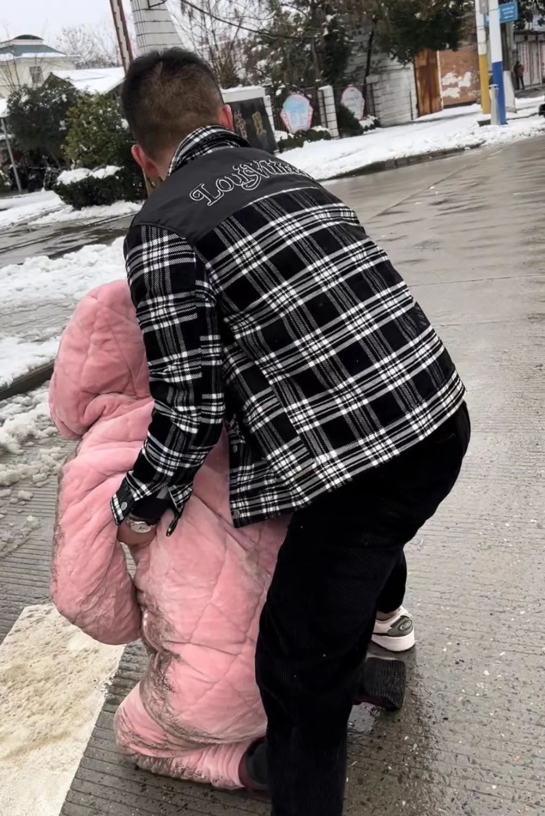 救人战士找到了,“ 第二故乡”为他点赞!