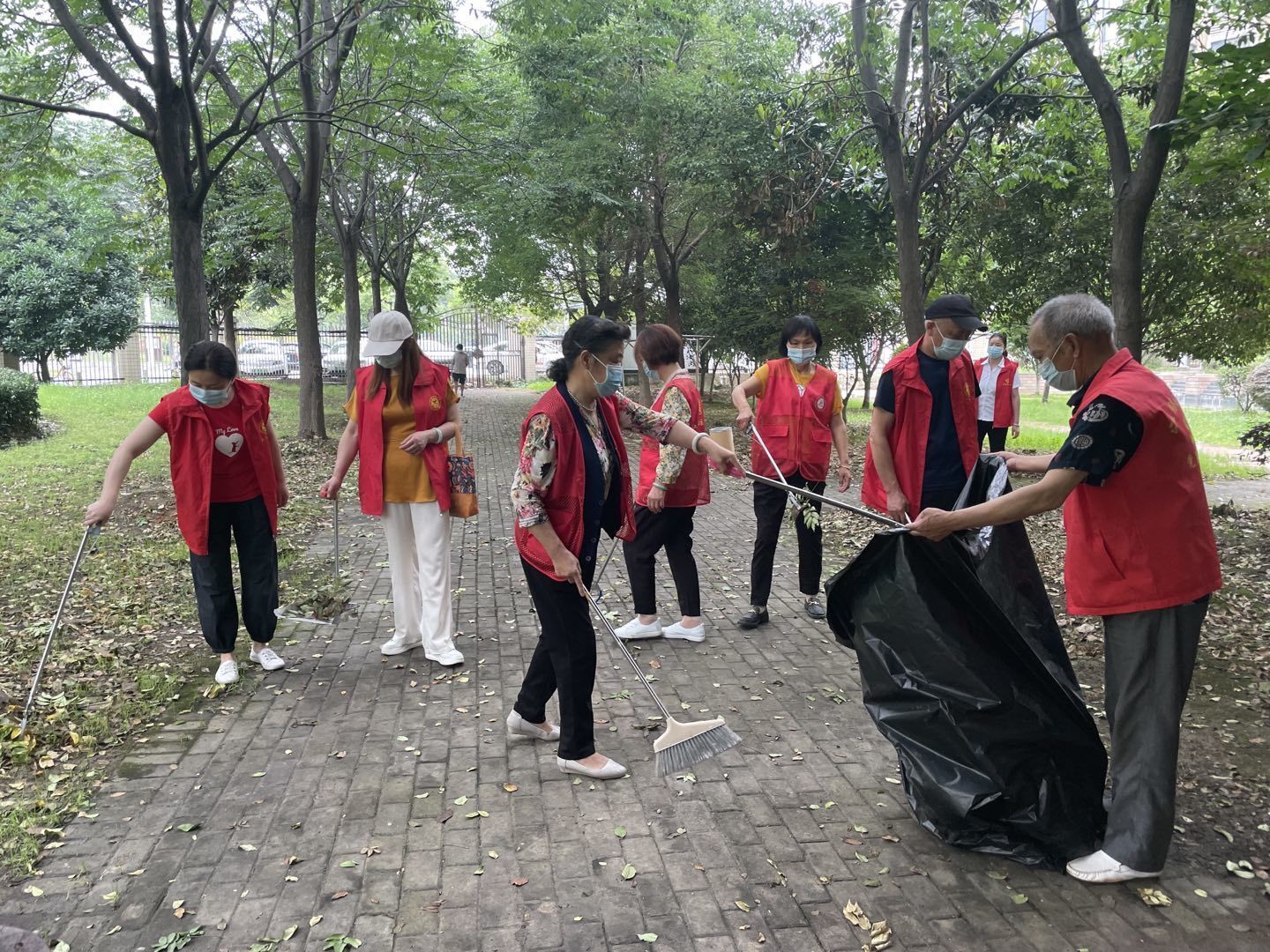 汉阳区江腾社区:志愿服务进社区 清洁家园在行动