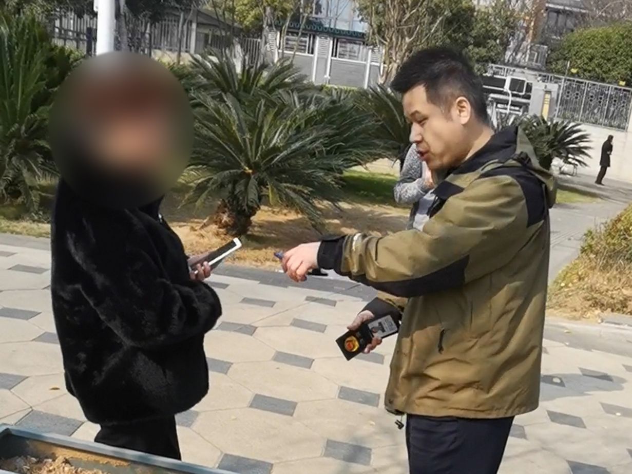 再晚2分钟，这袋子50万现金可能就没了！