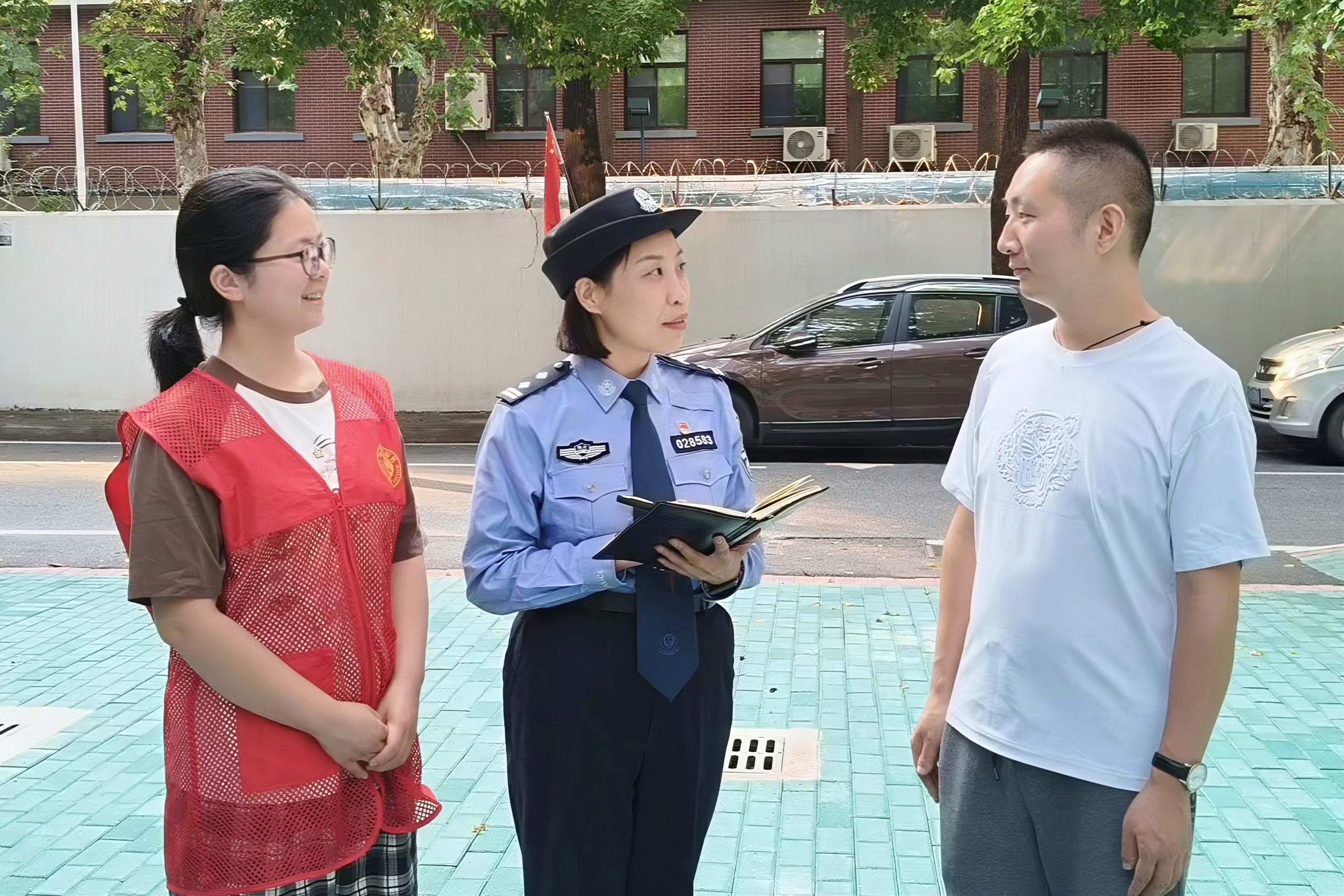 硚口民警邵楠收到春晚邀请，长江日报去年曾3次报道她的先进事迹