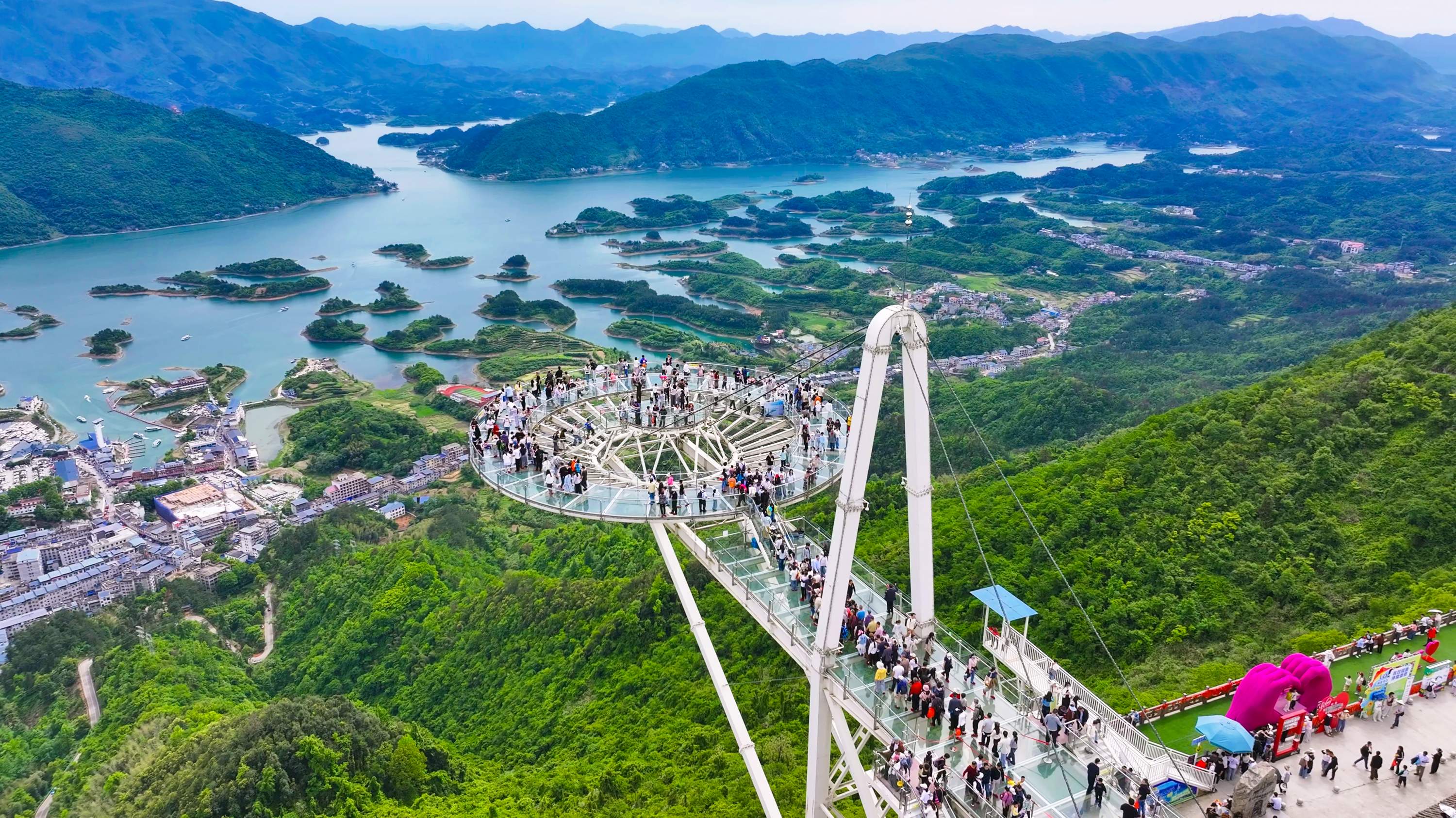 从330万斤小龙虾到楚超数万球迷，武汉都市圈“五一”活力尽显
