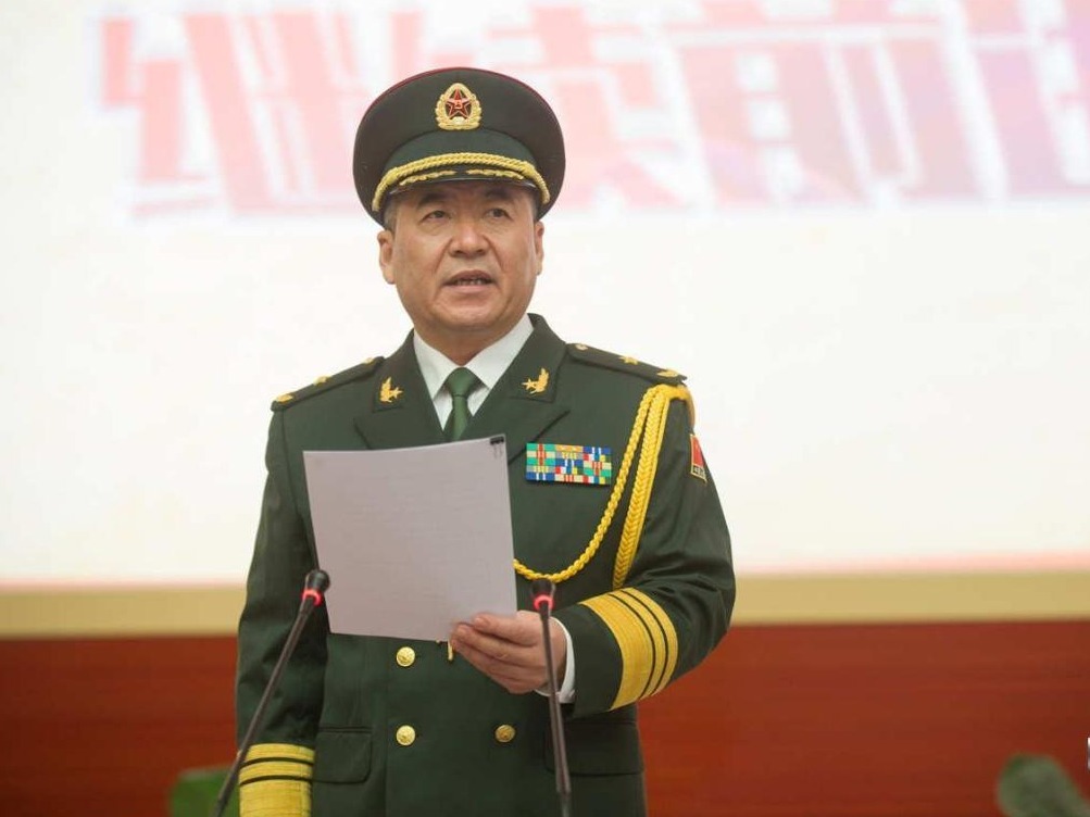 2017年6月30日,广东省军区司令员张利明在广东省军区转业干部向军旗