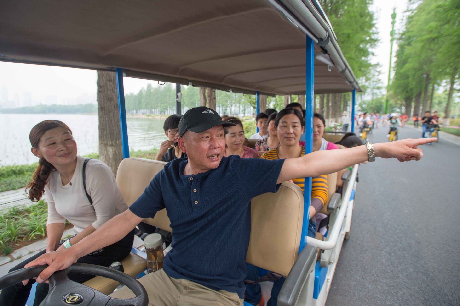 武汉东湖全程坐观光车图片