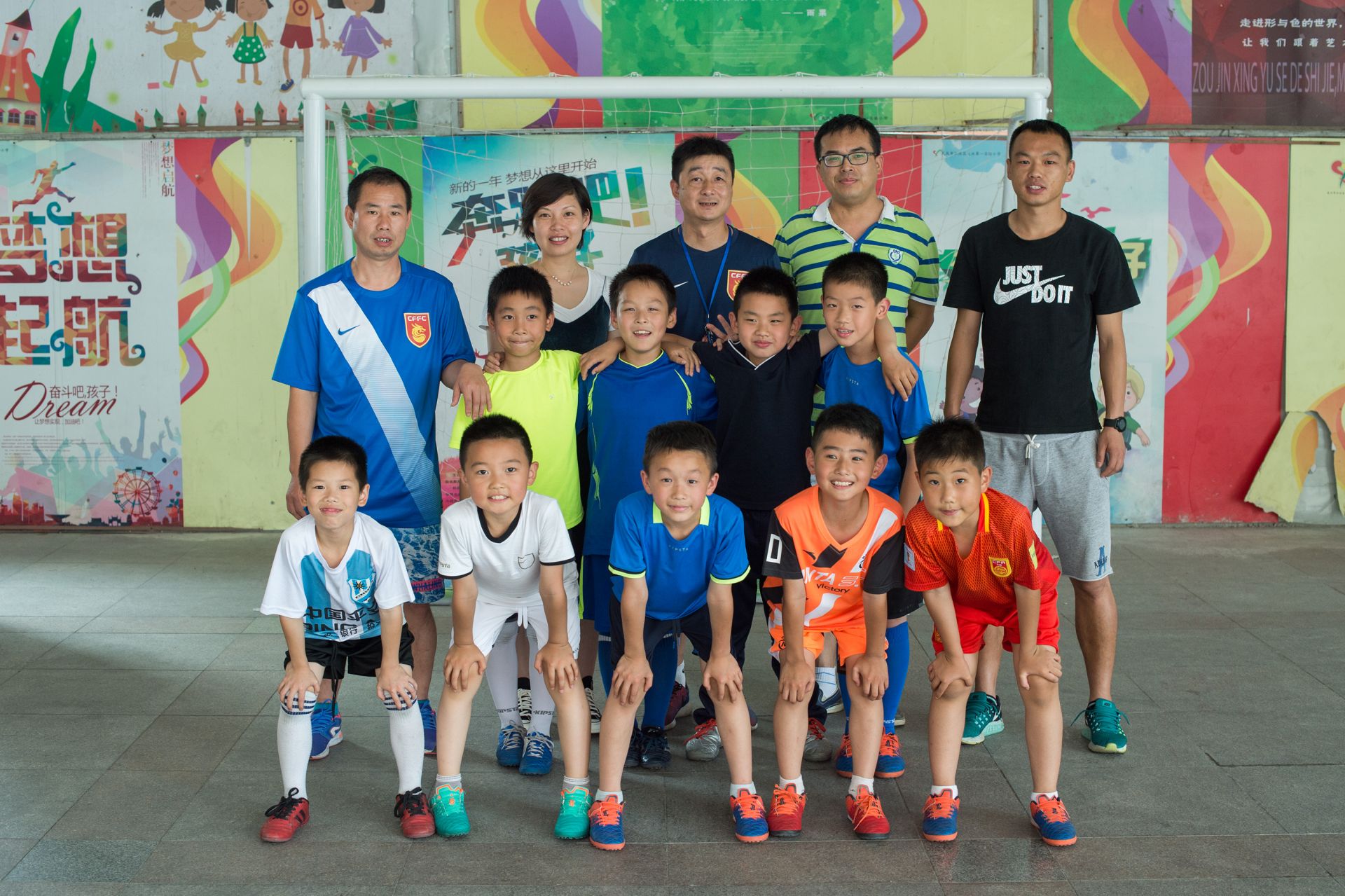 大兴第一实验小学有个足球夏令营让学生们免费踢足球