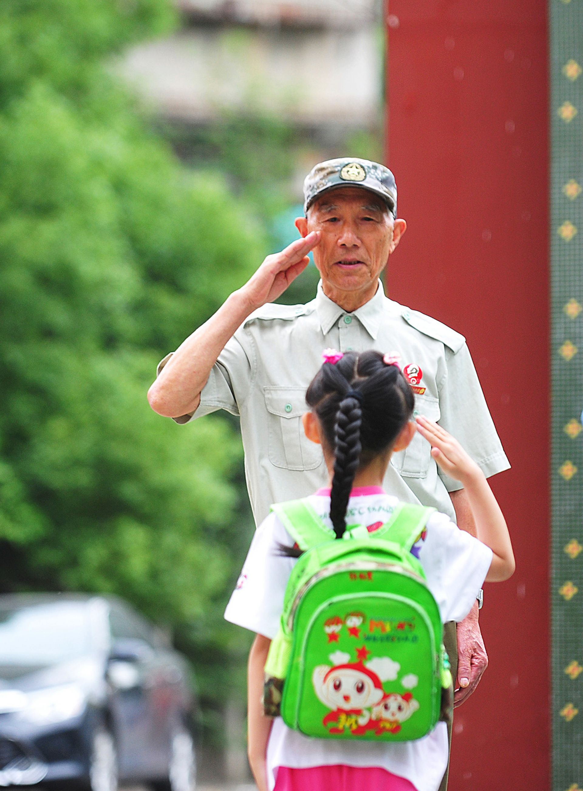 幼儿园门口敬礼爷爷退休18年每天坚持给孩子敬礼问好