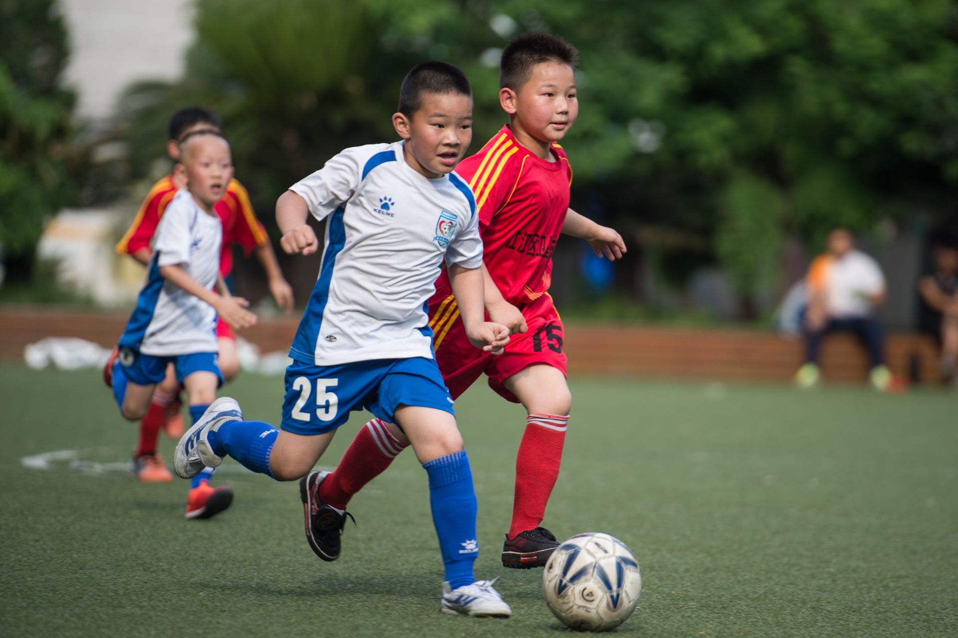 振兴路小学每个年级都有球队更注重足球文化和底蕴的营造