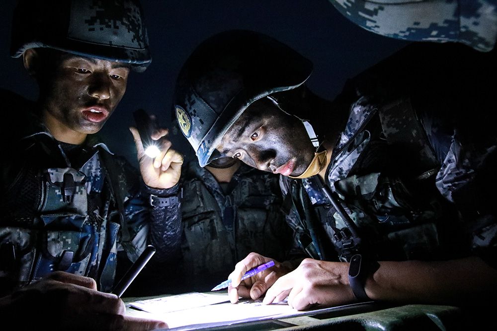 空军猎人集训队百余名侦察尖兵陌生地域锤炼实战能力