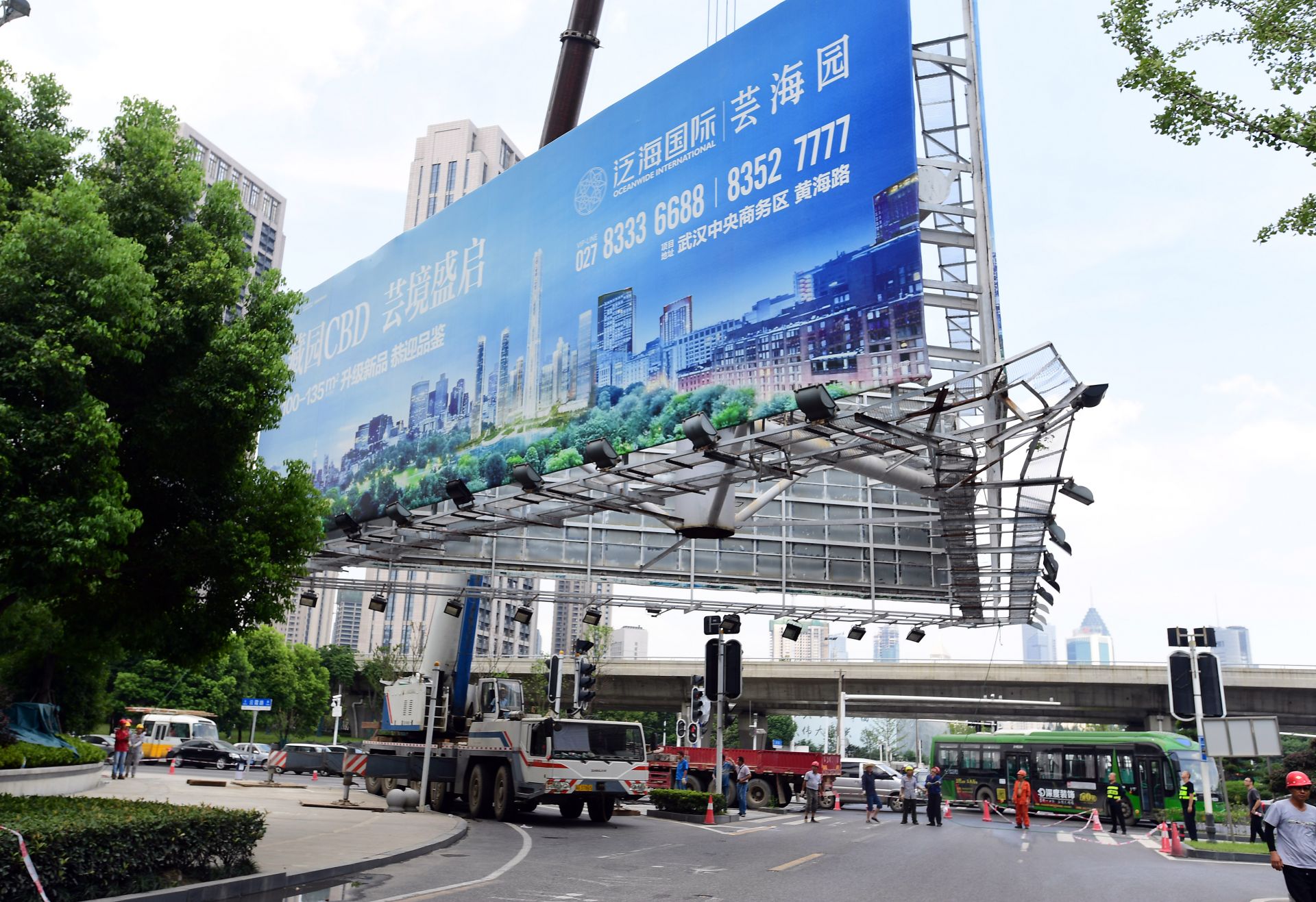 耗时一天,武汉中央商务区拆除5层楼高广告牌