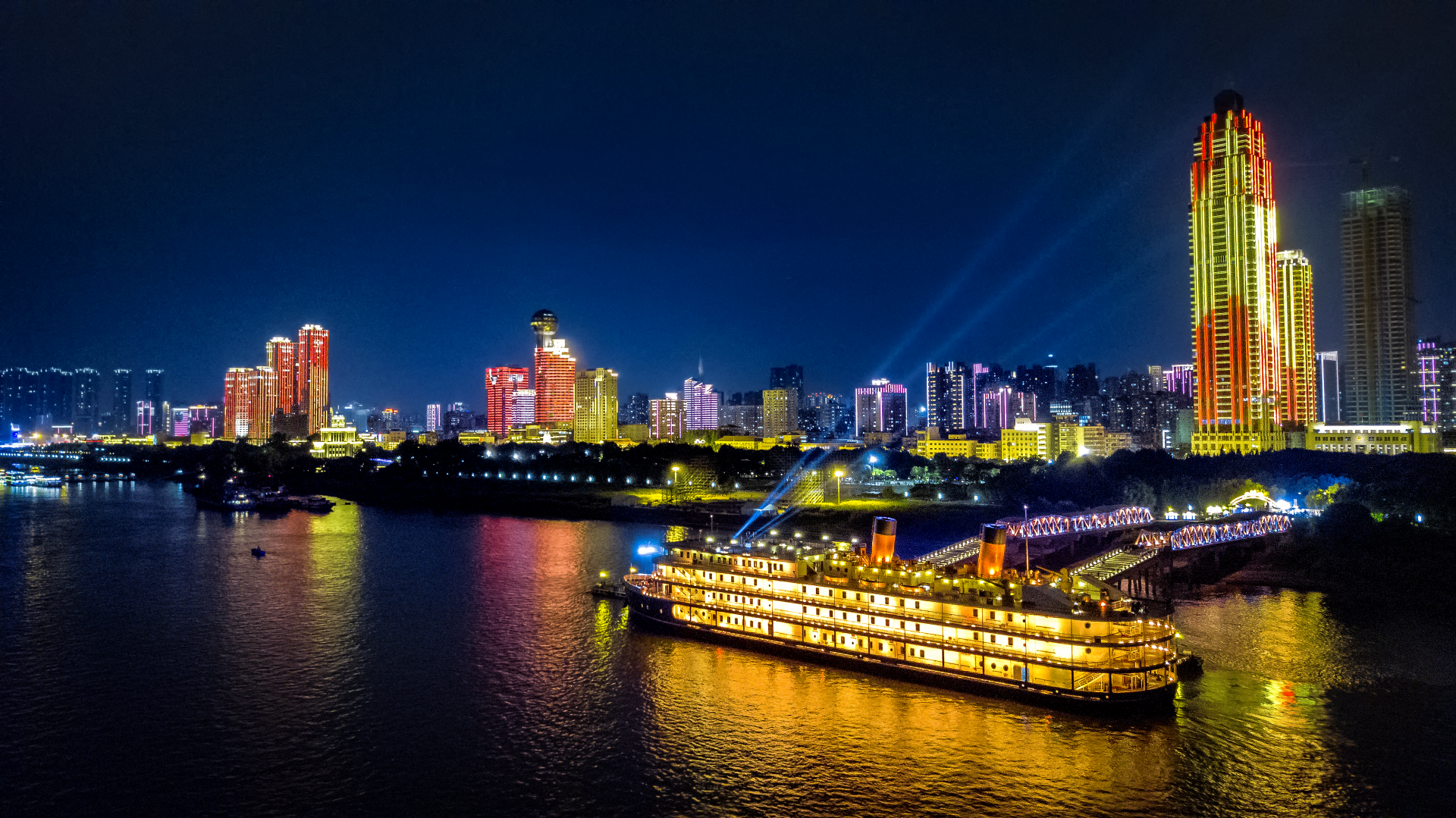梦幻江城灯光秀以展现武汉城市文化为特色,自2017年起首演,共有