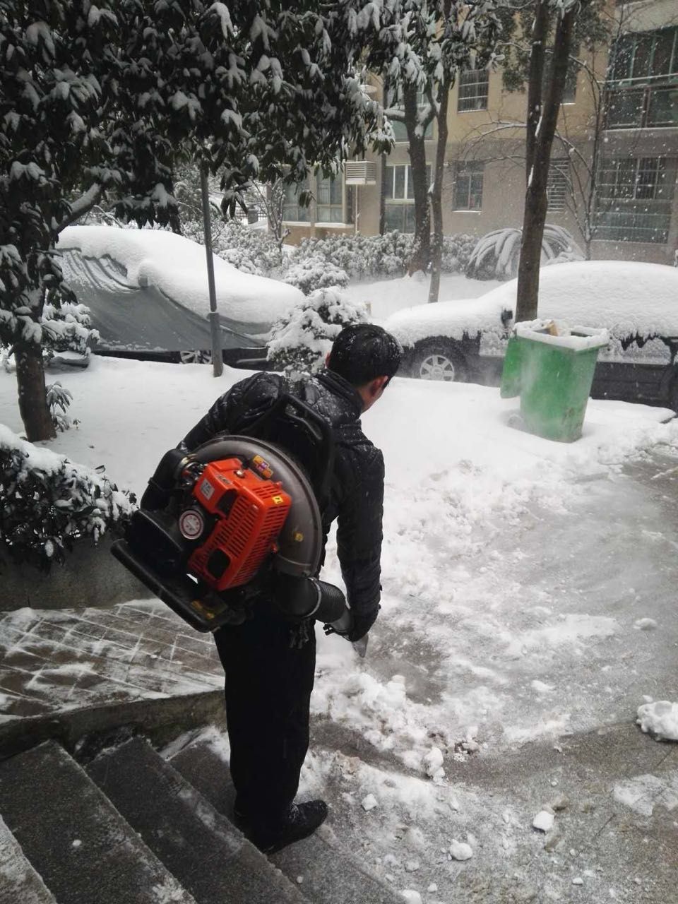 金地花园社区铲雪融雪早行动 神器大功率吹风除雪机上场