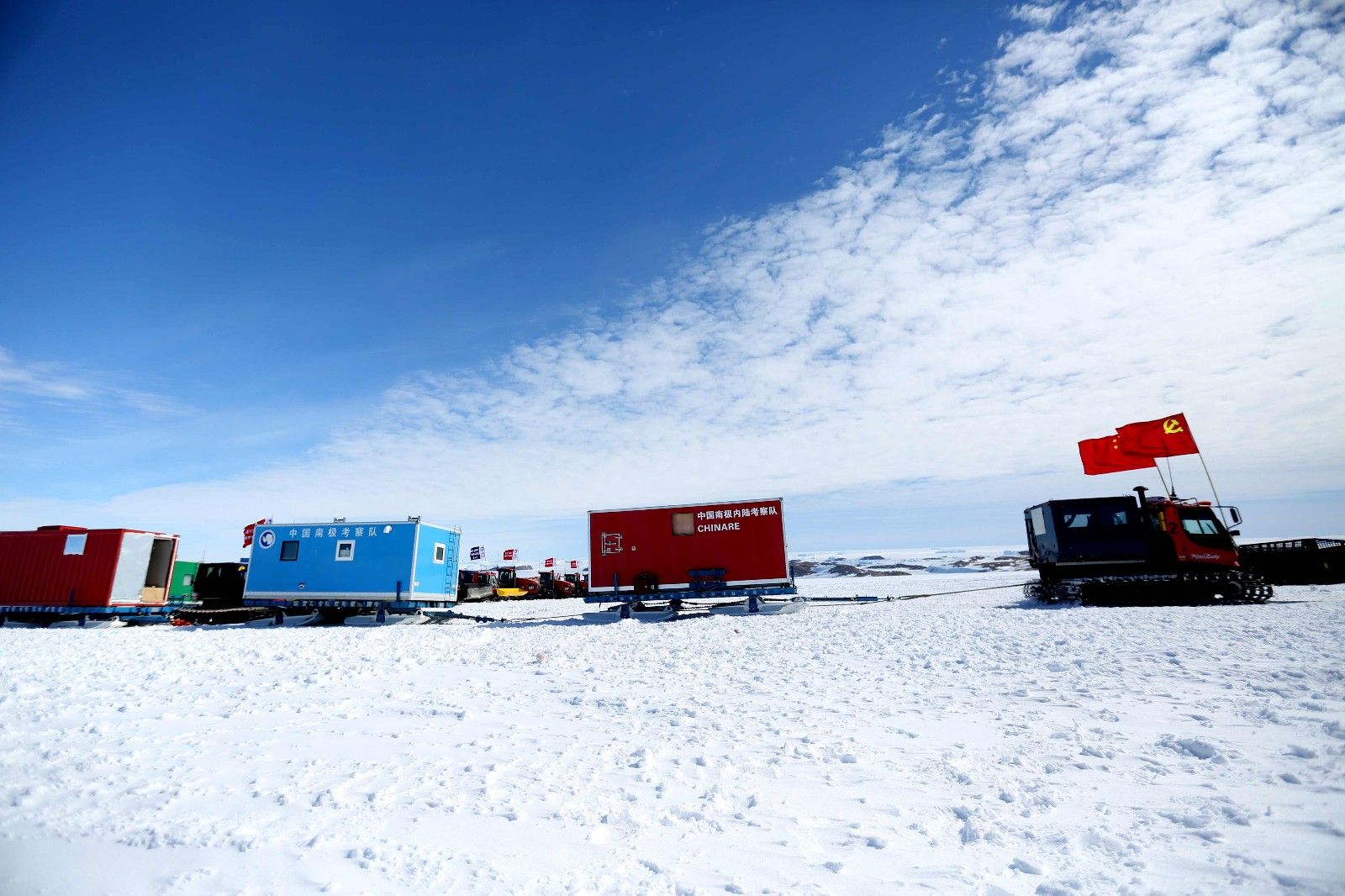 37勇士分乘11辆雪地车,向位于南极腹地茫茫冰原的中国泰山站和昆仑
