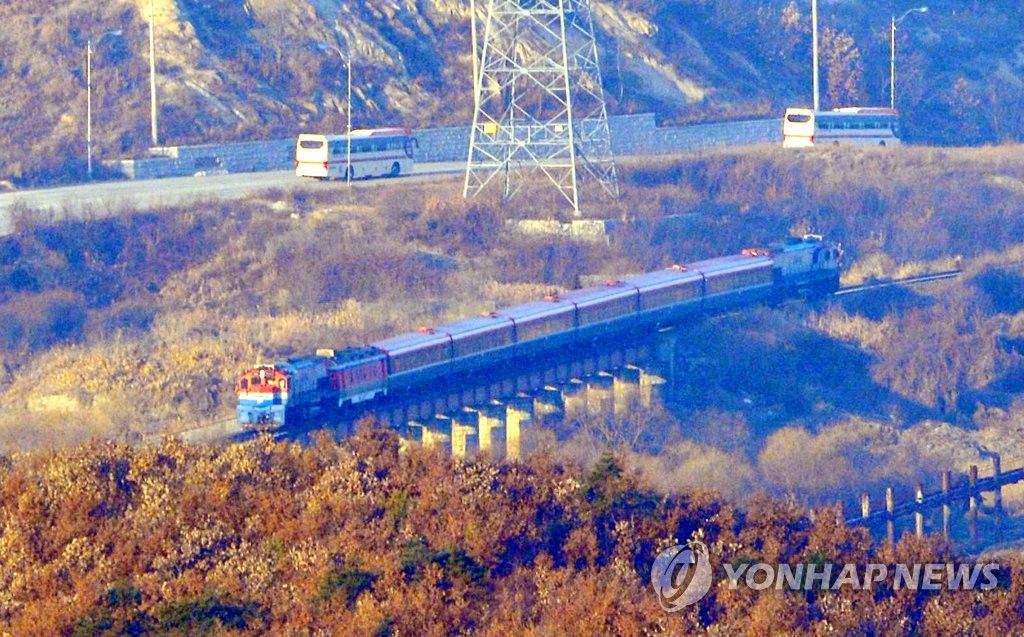 海外网12月26日消息,今天(26日)上午,朝韩铁路,公路对接及现代化工程