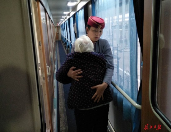 当日15时45分,襄阳客运段担当广州至十堰k642次列车在广州东站放行时
