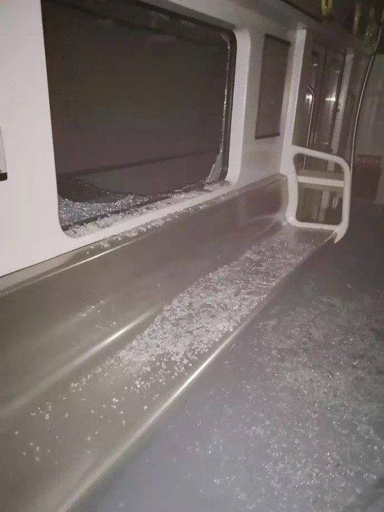 重庆轻轨环线疑脱轨车窗玻璃被震碎有人员被困