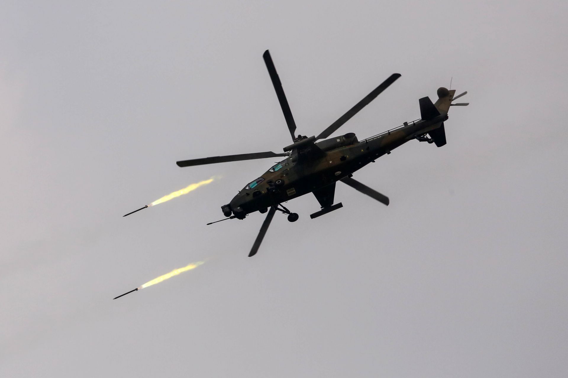 空降兵某空中突击旅多型武装直升机开展跨昼夜实弹射击训练