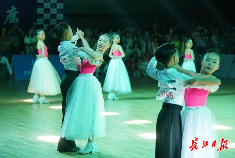 国标舞全国公开赛在汉举行