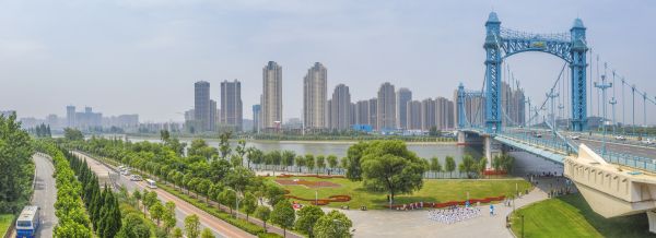 拆除违法户外广告2459块,实施园林绿化提升22项,武汉体育馆和6家接待