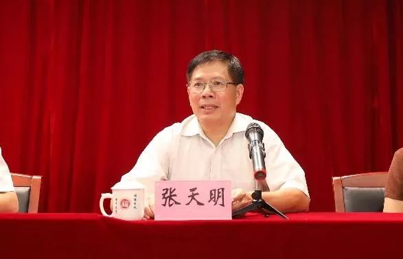 张天明◇ 近日,毕业于武汉水利电力学院(现武汉大学)的张天明担任福州