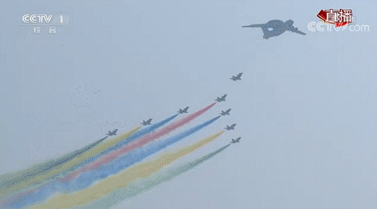 国庆阅兵飞机彩色的烟图片