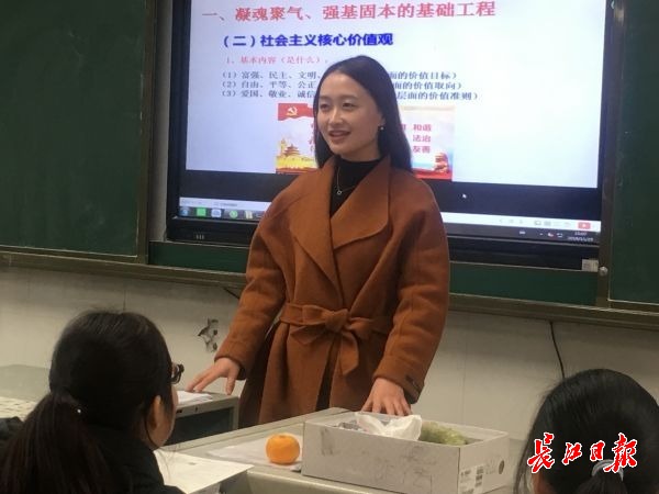 从战狼2说到华为5g武汉这位中学老师把政治课上活了