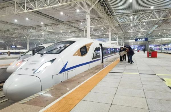 12月16日,成贵高铁首发列车停靠在成都东站