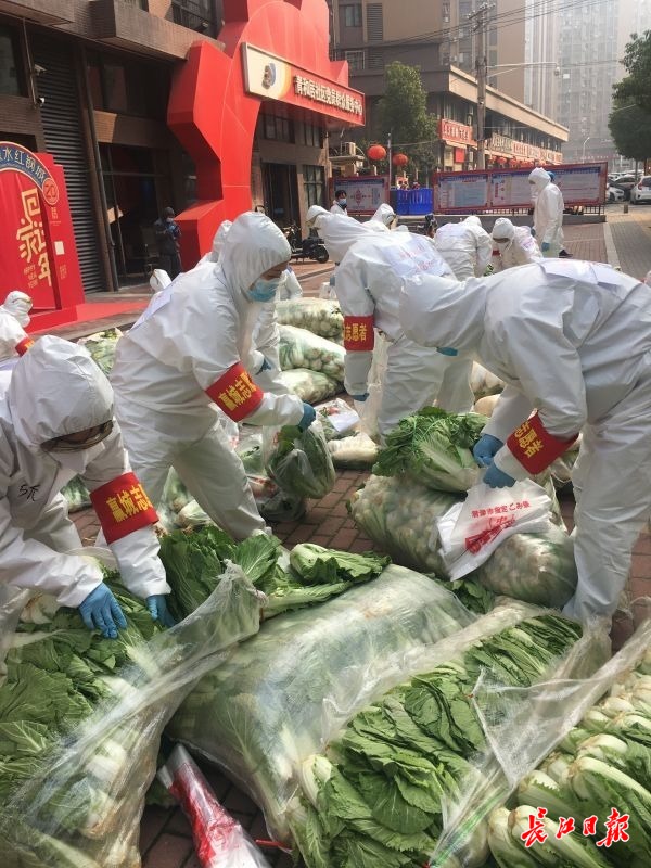 解决蔬菜销路同时方便居民生活武汉这家企业每天给千户家庭送菜