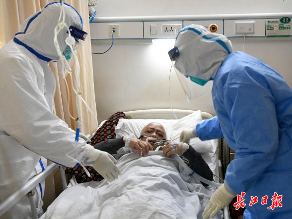 传染病重症隔离病房里的抗疫点滴图集