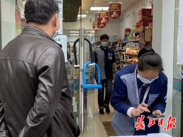 "3月21日上午10时,长江日报-长江网记者在中百罗森百瑞景店门口看到