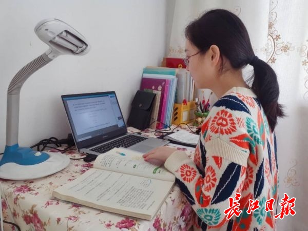 杜莹老师在给孩子们上课 本人供图杜莹说,"空中课堂"刚开始时,学生们