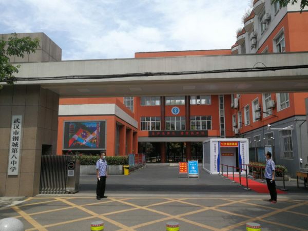 严格登记来访人学生就餐隔一米钢城八中为初三复学做准备