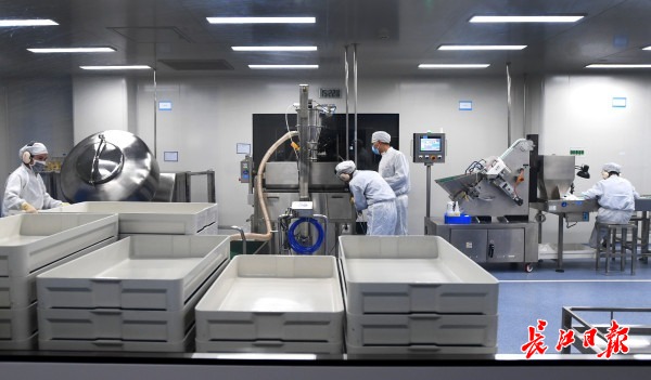 人福普克药业(武汉)有限公司7条生产线"奔腾",五颜六色的软胶囊经过