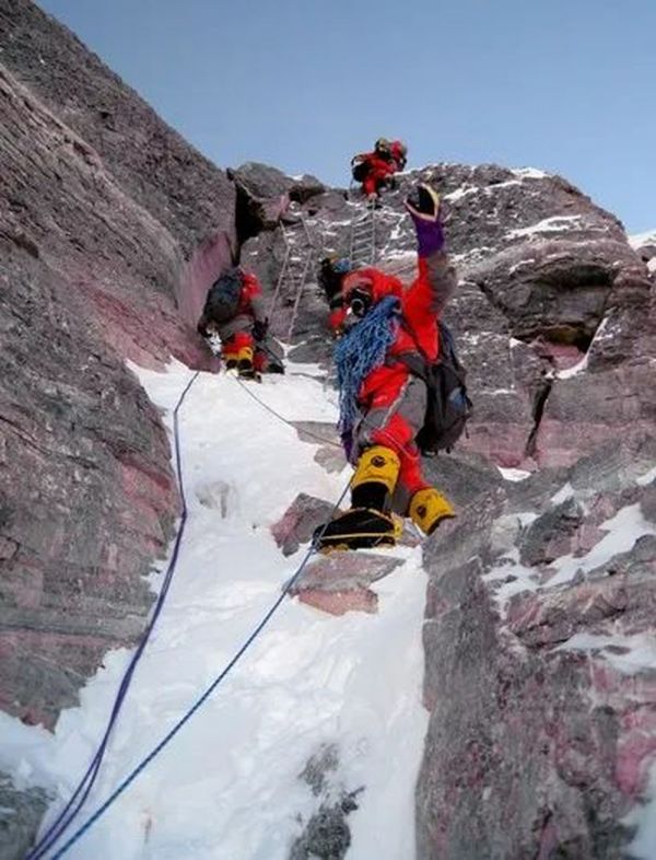 这组珍贵老照片记录了60年珠峰挑战史