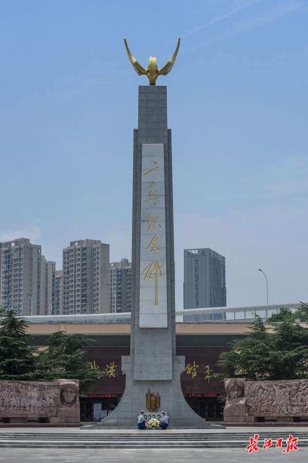 消防指战员向二七烈士纪念碑敬献花篮.