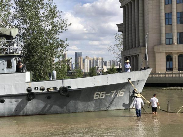 今年汛期,上涨的江水漫过汉口江滩亲水平台.