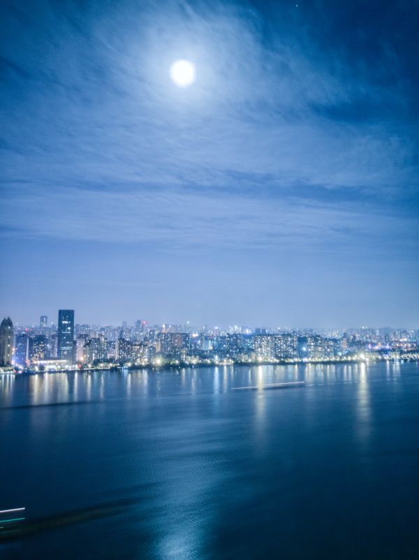 超级圆月与城市地标同框城市摄影队摄友奉献月亮美图盛宴