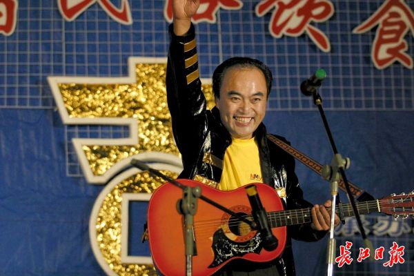 一把吉他给食客带去无数欢乐吉庆街四大天王之一老通城病逝