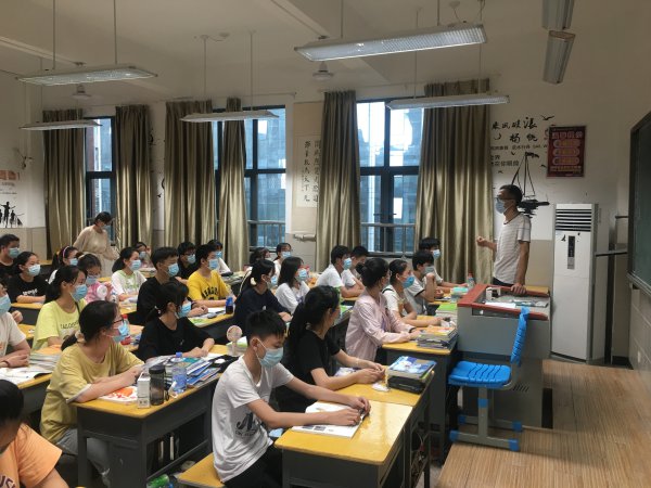 从龙摆尾到龙抬头这所初中实现逆风翻盘盘龙一中教师发展是质量提升第