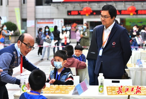 本次比赛由武汉市人民政府主办,武汉市体育局承办,湖北省中国象棋协会