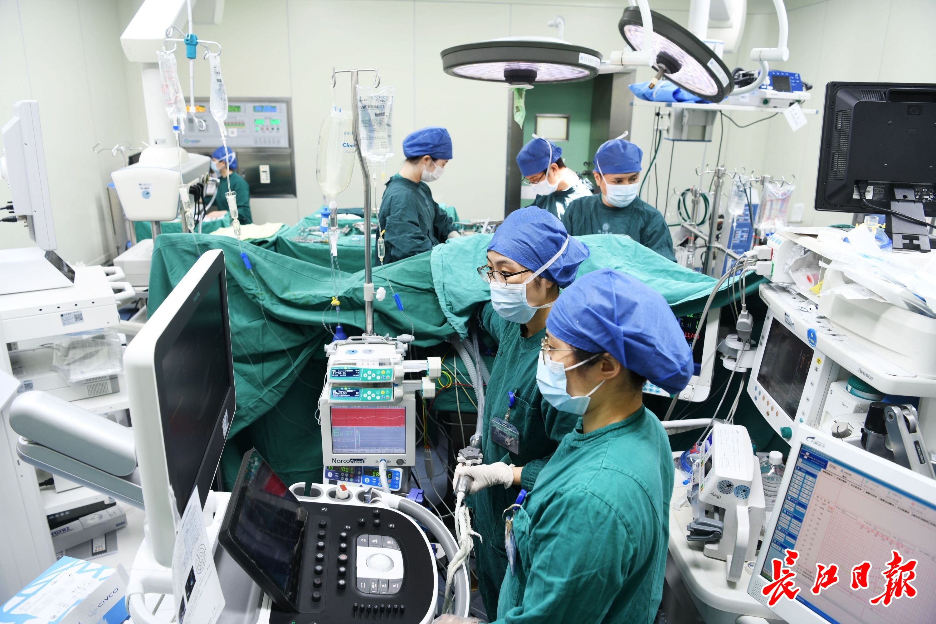 武汉协和医院外科大楼手术室,医护人员在坚守工作岗位
