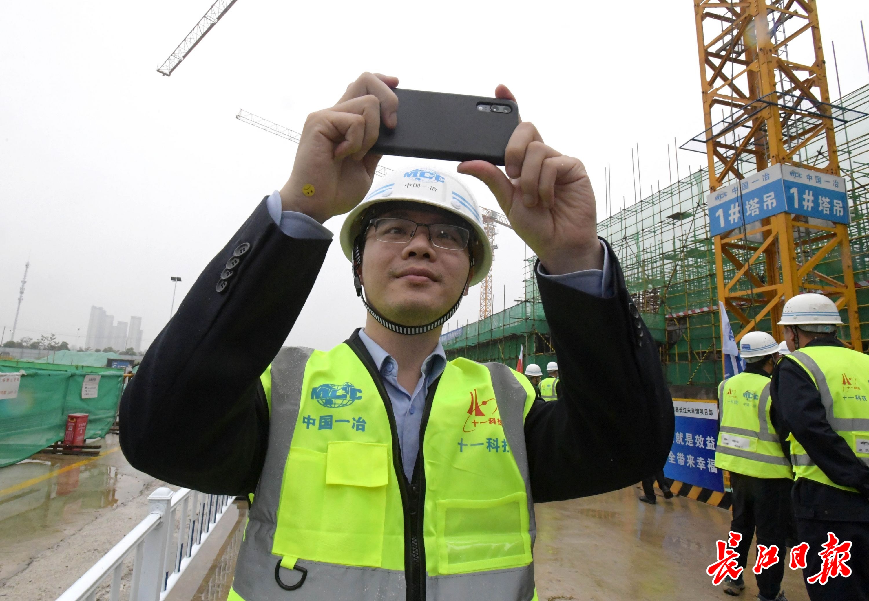 一群来自全国的项目经理走进武汉这个工地从一顶安全帽学起