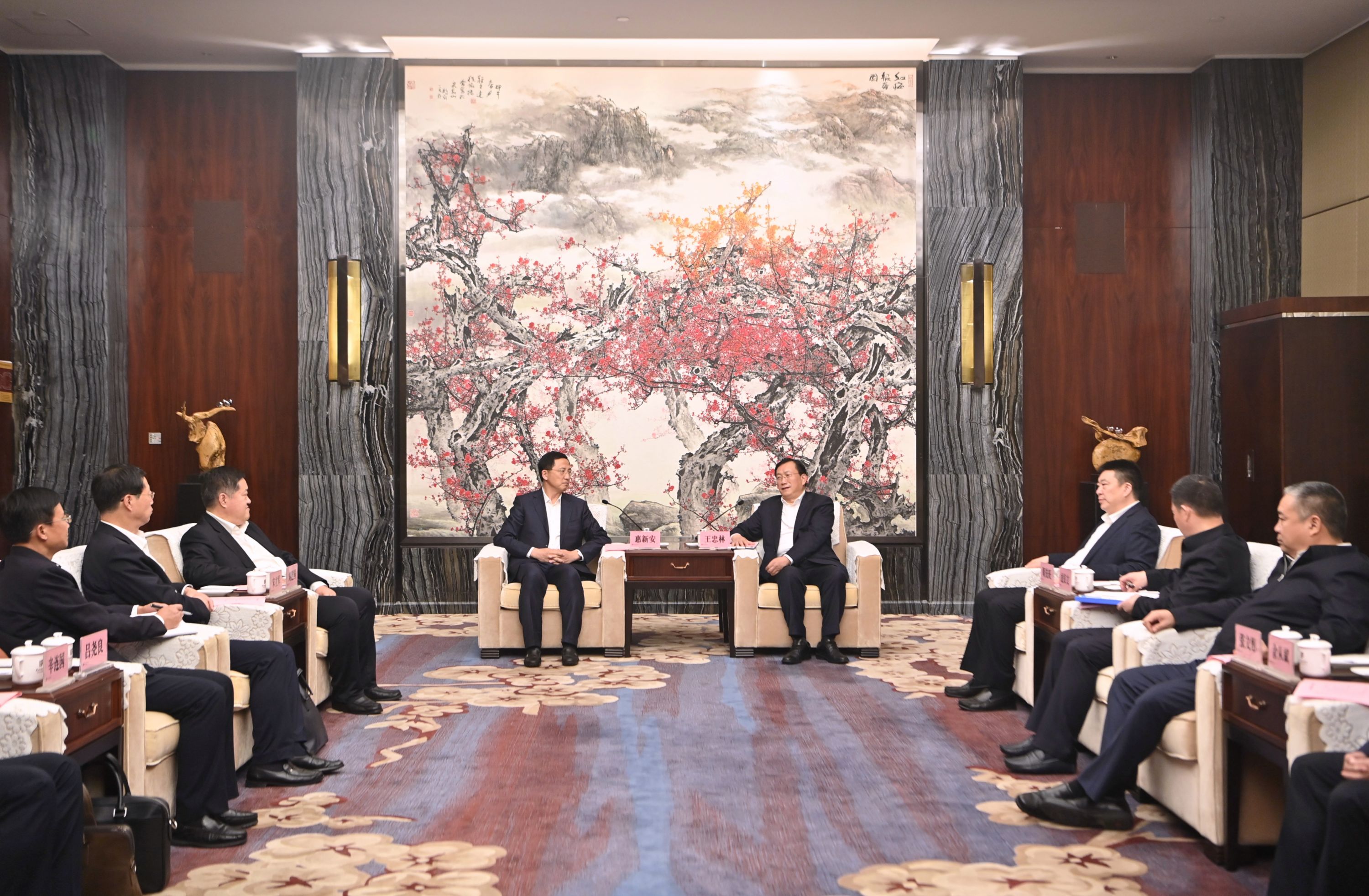 王忠林与潍坊市党政代表团一行座谈