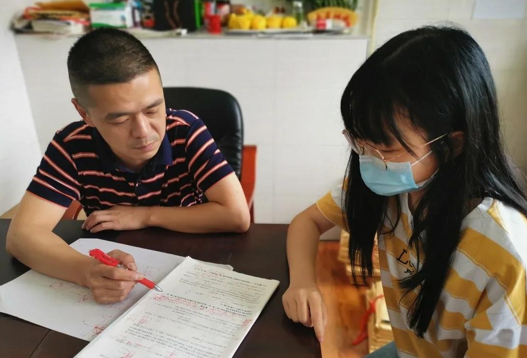 陶铭是吴家山中学数学老师,年级主任,在今年的东西湖区"寻找最美教师"