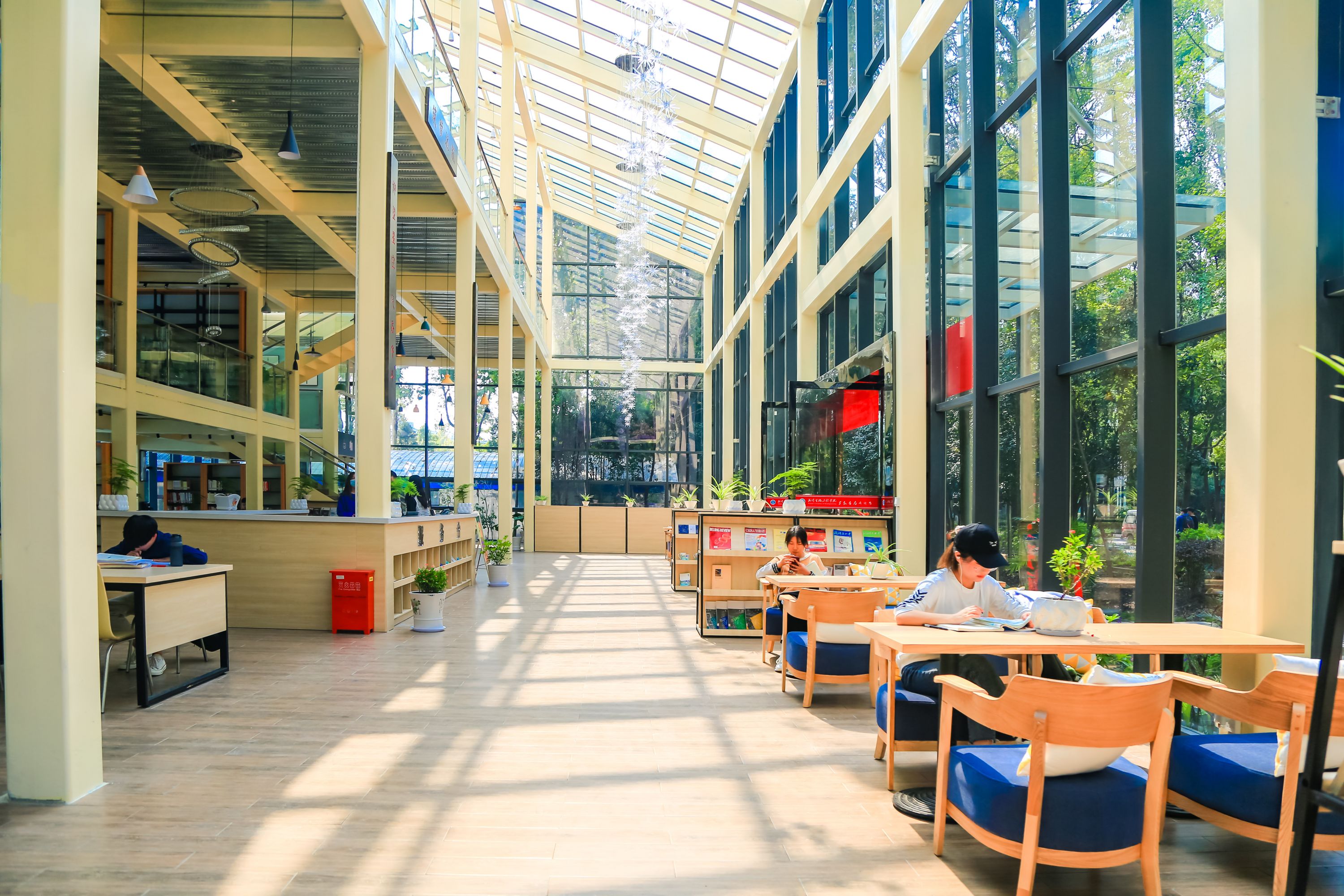 武汉一高校建了座超美玻璃书屋,进来看书还有"硬杠杠"_大武汉