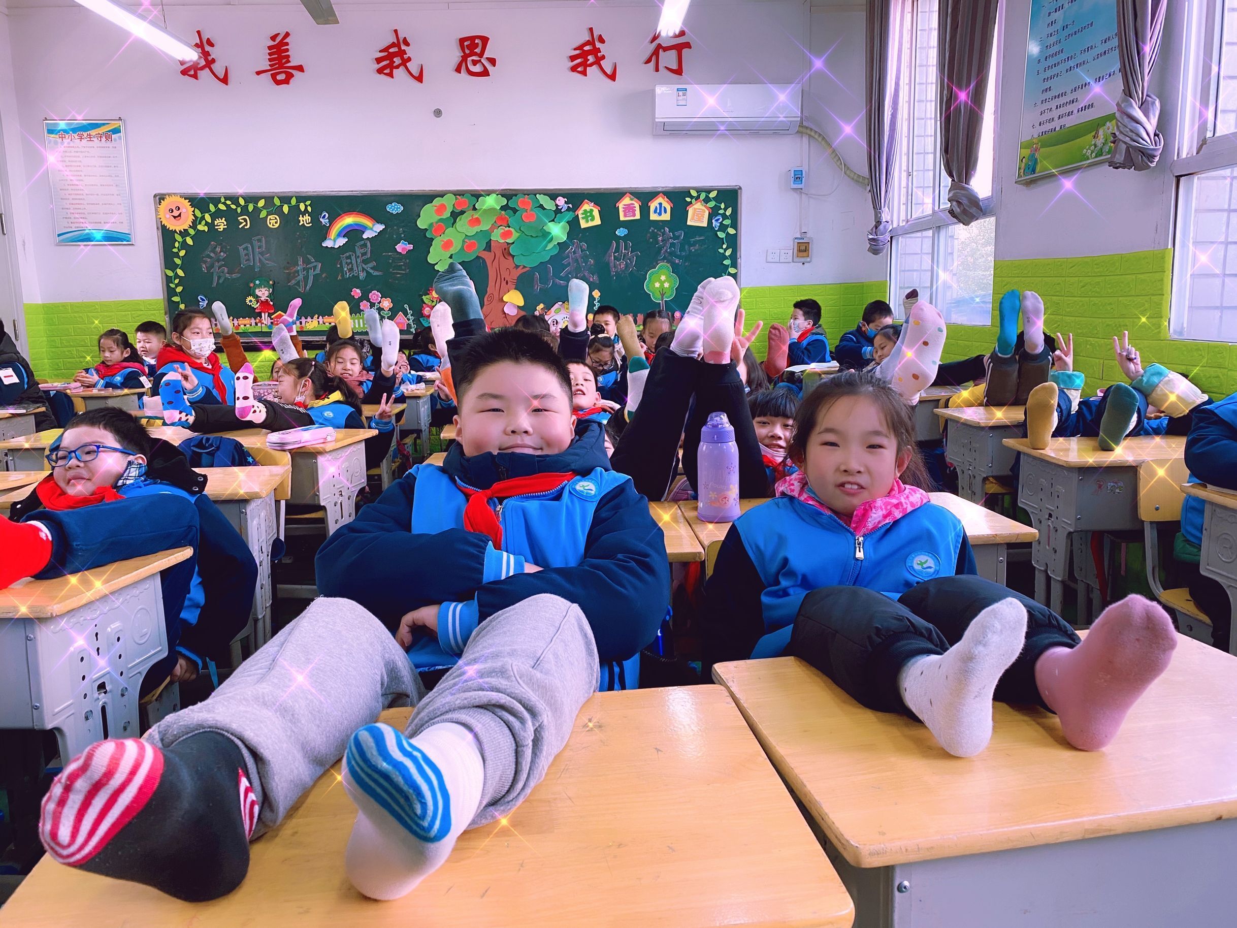 这所学校师生都穿错了袜子他们想表达什么