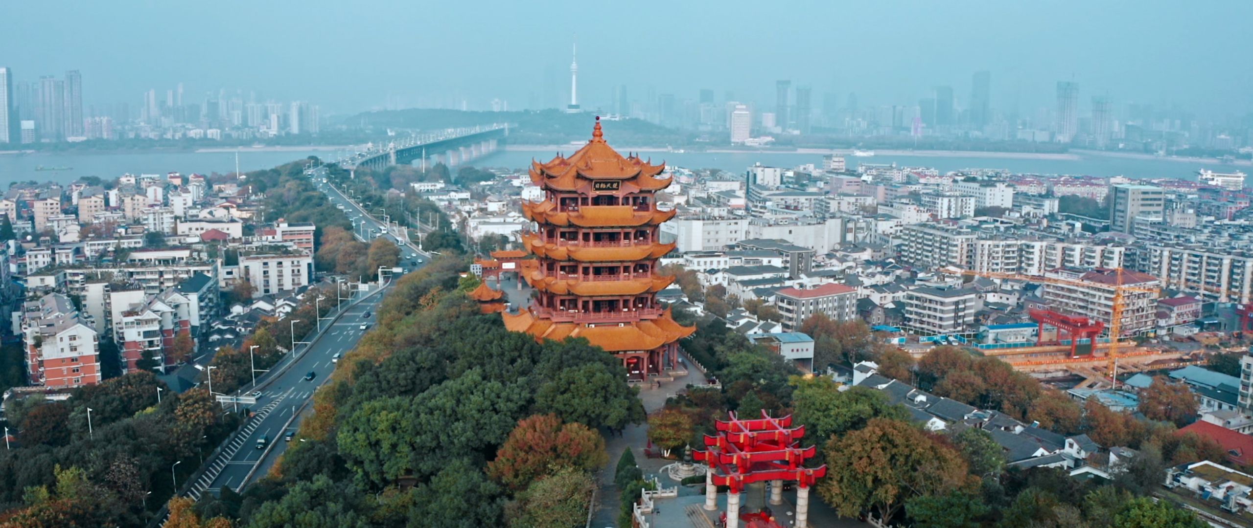 连日来,武汉ip游线评选暨全球推广活动"寻访团"在武昌古城内,跟随经典