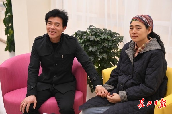 6日,泰康同济(武汉)医院,柏剑和罗文彤接受采访.