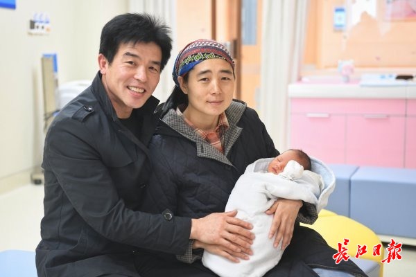 1月6日,泰康同济(武汉)医院,爱心体育老师柏剑和妻子罗文彤抱着初生的